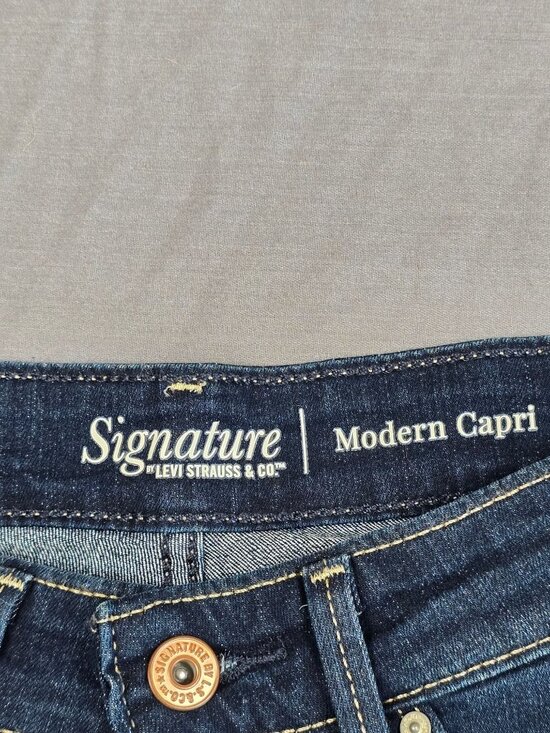 Signature By Levi Strauss & Co Modern Capri Jeans Dark Wash Womens Size 4 NEW - Picture 2 of 5